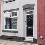 The Shamrock Stadium Side Retreat - Spacious House - Free Parking