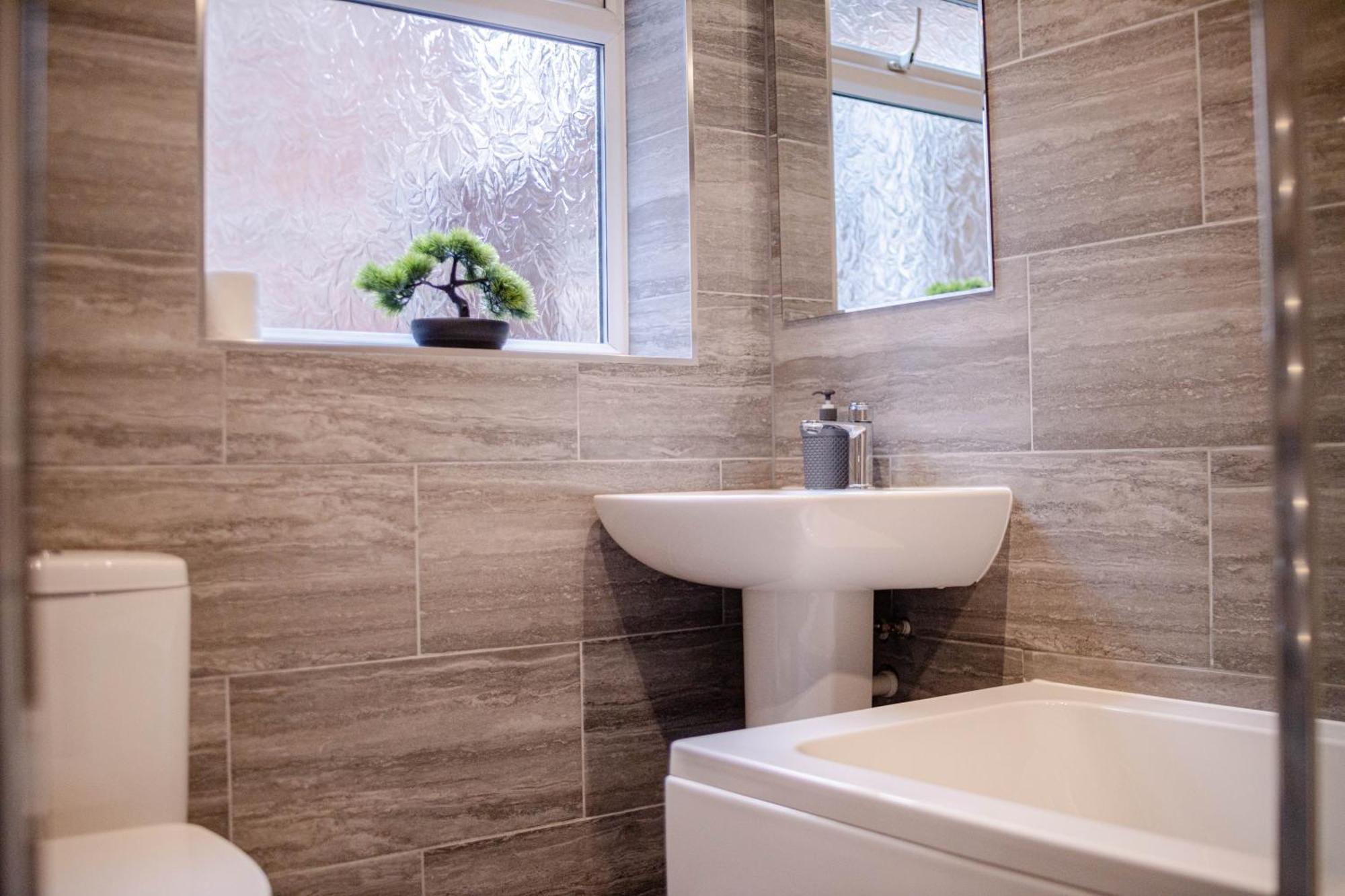The Shamrock Stadium Side Retreat - Spacious House - Free Parking Holiday home Liverpool