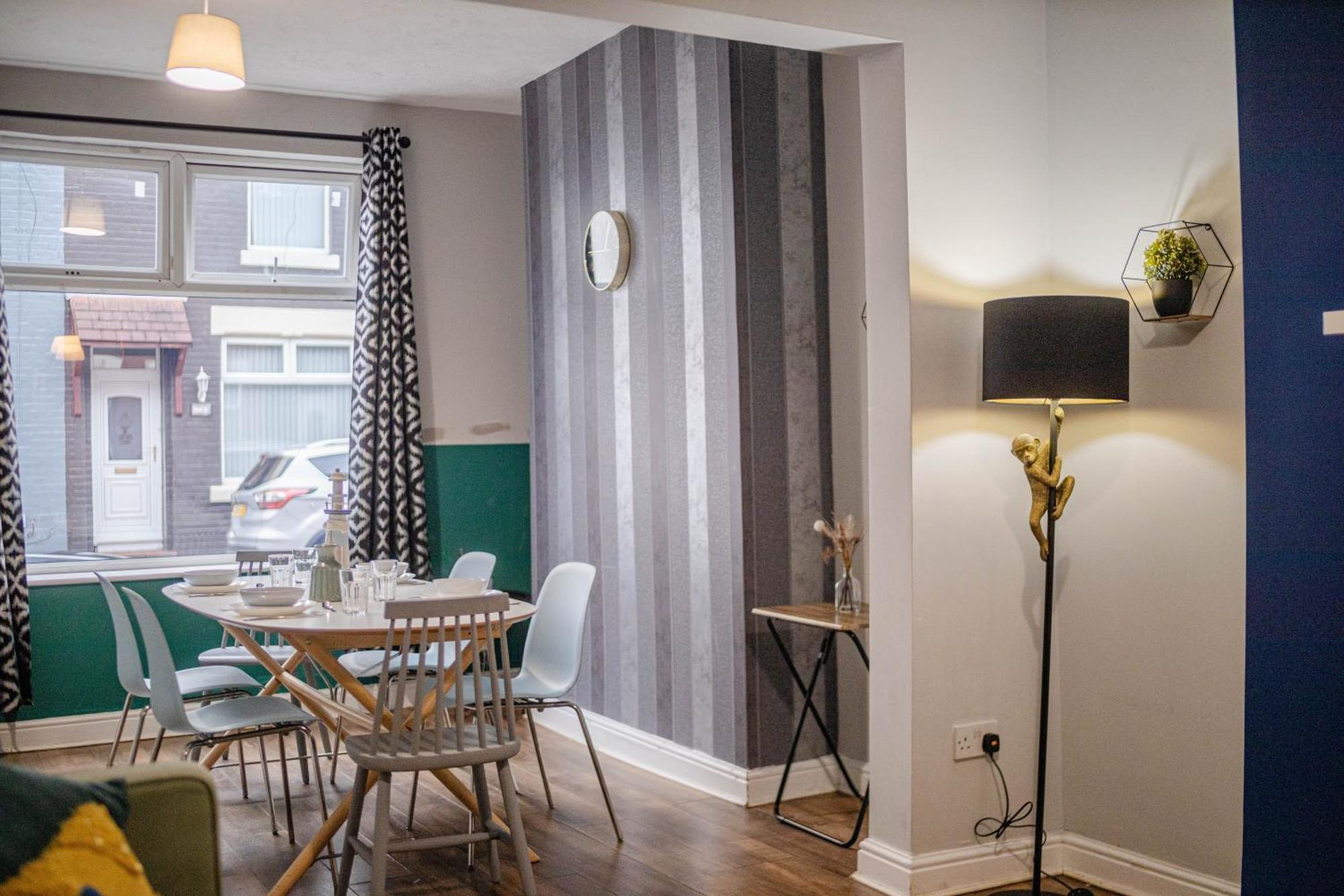 The Shamrock Stadium Side Retreat - Spacious House - Free Parking * Liverpool