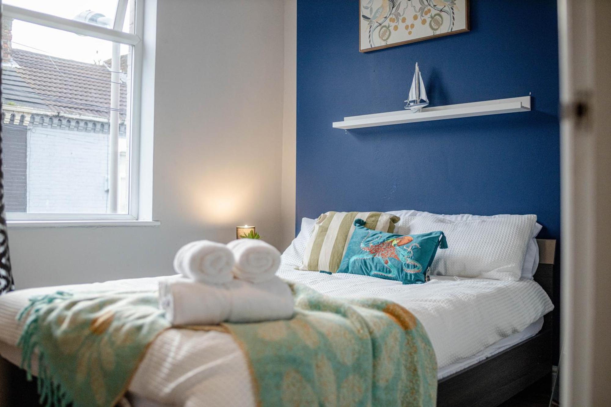 The Shamrock Stadium Side Retreat - Spacious House - Free Parking Holiday home *