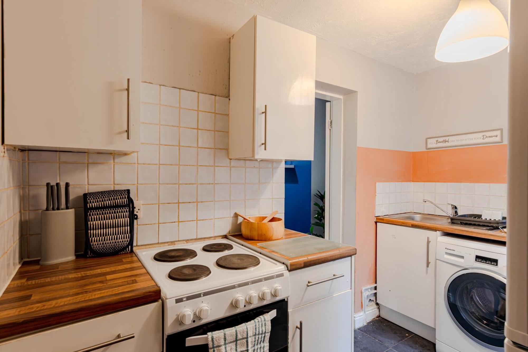 The Shamrock Stadium Side Retreat - Spacious House - Free Parking *
